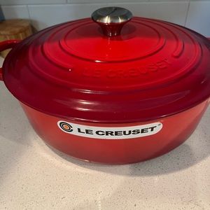 Le Creuset Signature Enameled Cast Iron Round Wide Dutch Oven, 6 3/4-Qt., Red